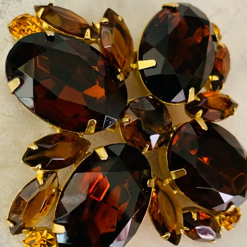 N/A elegant brooch